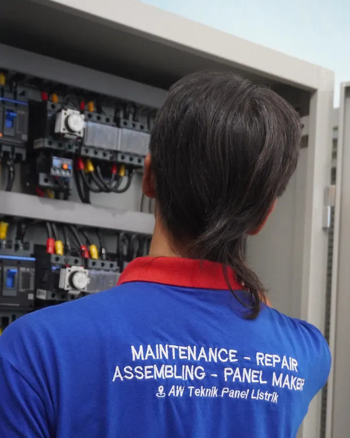 Teknisi AW Teknik berseragam Maintenance – Repair – Assembling – Panel Maker