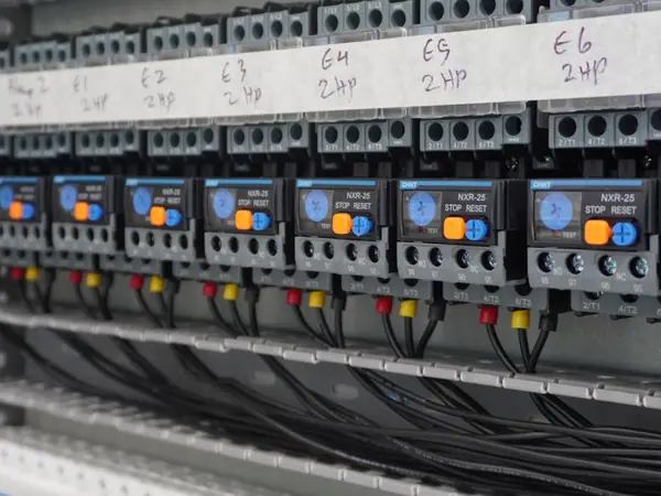 Perakitan panel listrik — AW Teknik