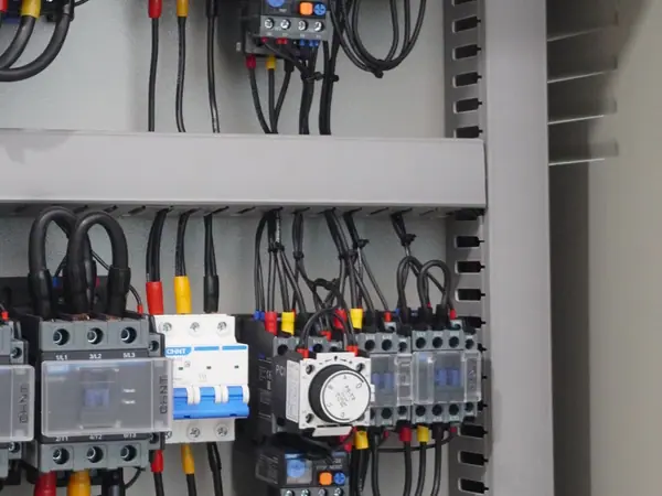 Perakitan panel listrik — AW Teknik