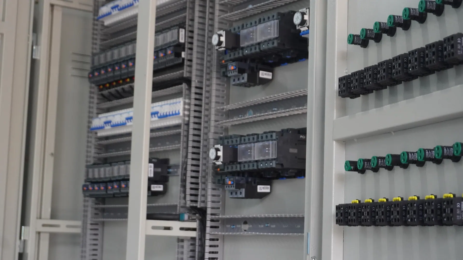 Deretan panel listrik rakitan AW Teknik