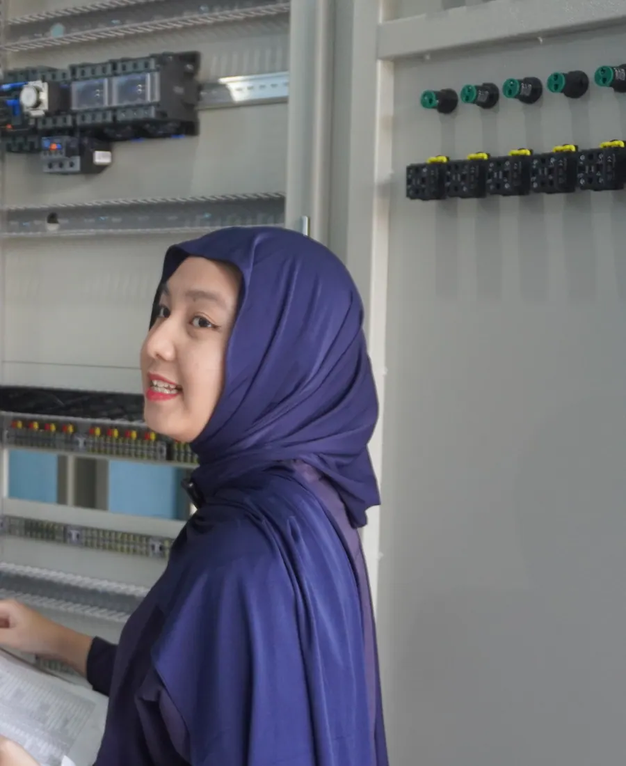 Tim AW Teknik memeriksa panel sebelum serah terima