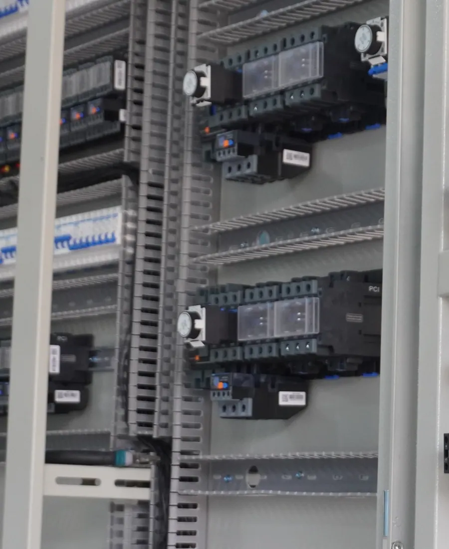 Rangka panel industri dengan cable duct dan relay