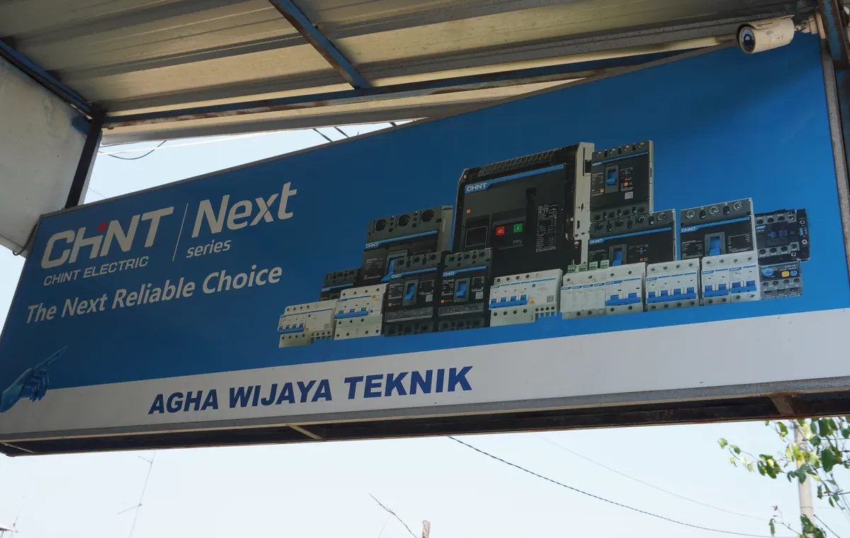 Papan nama Agha Wijaya Teknik dengan logo CHINT