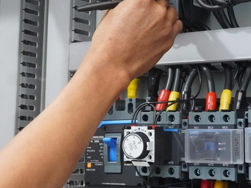 Teknisi memasang komponen pada panel